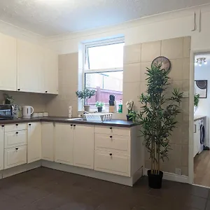  Holiday home Modern Double W Private Bath & Free Parking United Kingdom